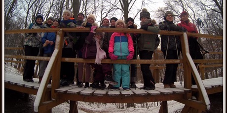 Powiększ grafikę: Dzieci z SP nr 82 w Gdańsku podczas zimowego spacerku, dzieci stoją na moście.