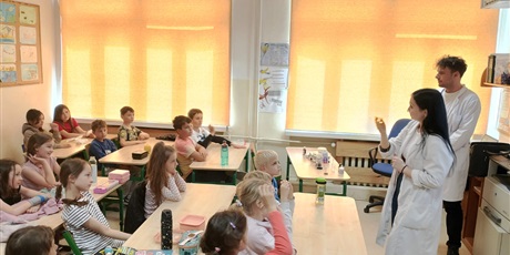 Powiększ grafikę: Na zdjęciu są widoczni uczniowie, którzy uczestniczą w zajęciach, ze studentami farmacji.