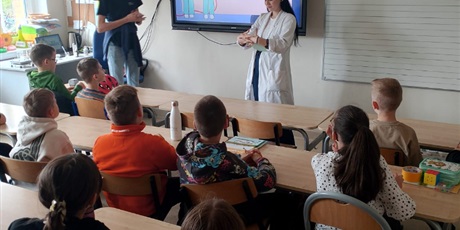 Powiększ grafikę: Na zdjęciu są widoczni uczniowie, którzy uczestniczą w zajęciach, ze studentami farmacji.