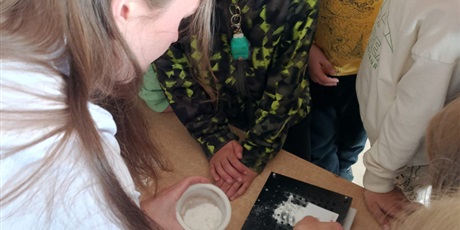 Powiększ grafikę: Na zdjęciu są widoczni uczniowie, którzy uczestniczą w zajęciach, ze studentami farmacji.