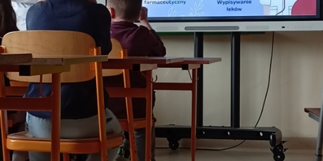 Powiększ grafikę: Na zdjęciu są widoczni uczniowie, którzy uczestniczą w zajęciach, ze studentami farmacji.