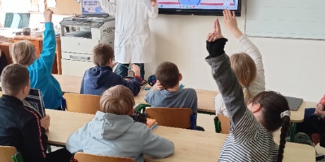 Powiększ grafikę: Na zdjęciu są widoczni uczniowie, którzy uczestniczą w zajęciach, ze studentami farmacji.
