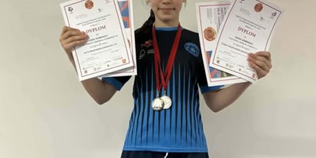 Powiększ grafikę: Daria z medalami i dyplomami
