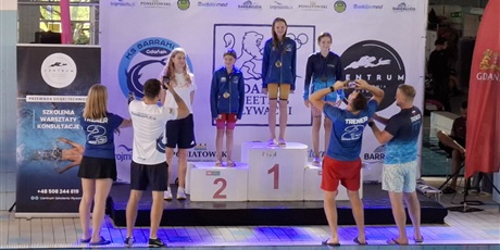 Powiększ grafikę: Lena z medalem  na podium.