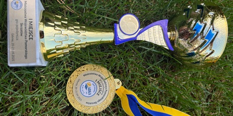 Powiększ grafikę: Puchar i medal Szymona.