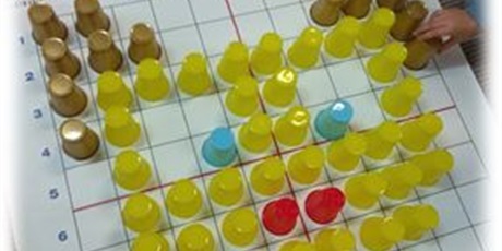 Powiększ grafikę: Kolorowe kubeczki (żółte, złote, niebieskie, czerwone) rozstawione na planszy do pracy z ozobotami.