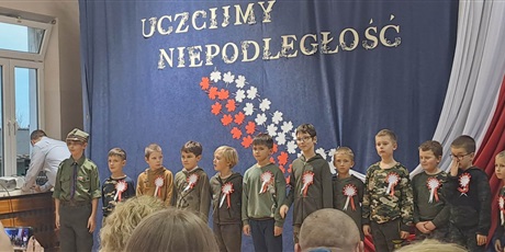 Powiększ grafikę: Grupa dzieci stoi w przebraniu żołnierzy.