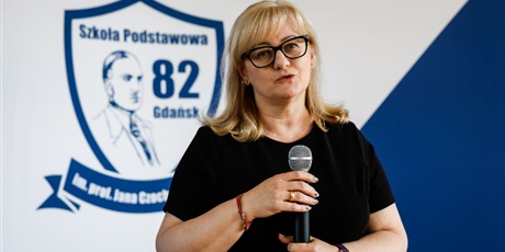 Powiększ grafikę: Dyrekcja szkoły przemawia.
