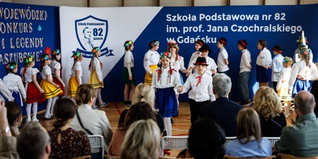 Powiększ grafikę: Dzieci w strojach kaszubskich.