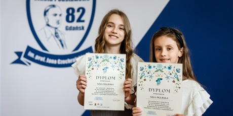 Powiększ grafikę: Laureatki z dyplomami.