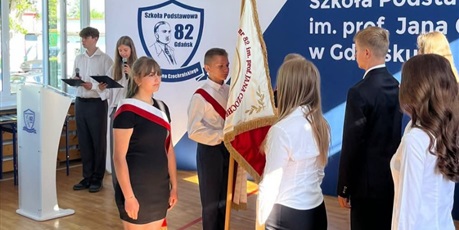 Powiększ grafikę: Uczniowie podczas zakończenia roku