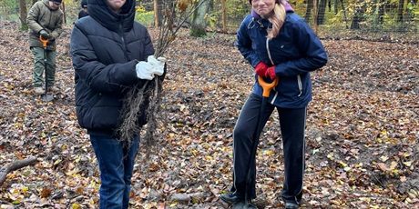 Powiększ grafikę: Akcja sadzenia drzew - uczniowie sadzą drzewa.