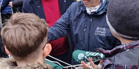 Powiększ grafikę: Akcja sadzenia drzew - uczniowie sadzą drzewa.