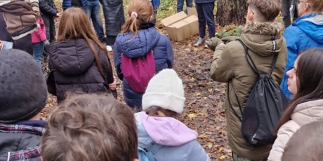 Powiększ grafikę: Akcja sadzenia drzew - uczniowie sadzą drzewa.