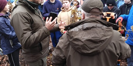 Powiększ grafikę: Akcja sadzenia drzew - uczniowie sadzą drzewa.