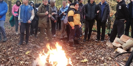 Powiększ grafikę: Akcja sadzenia drzew - uczniowie sadzą drzewa.