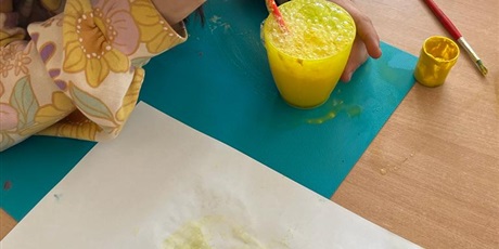 Powiększ grafikę: Dzieci robiące mieszankę farby z płynem.