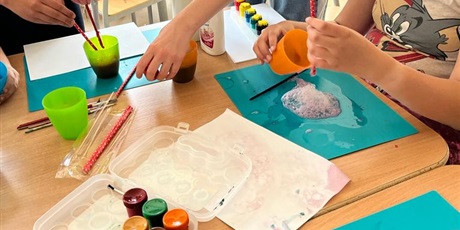 Powiększ grafikę: Dzieci robiące mieszankę farby z płynem.