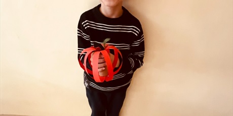 Powiększ grafikę: Chłopiec trzyma wycinankę jabłka