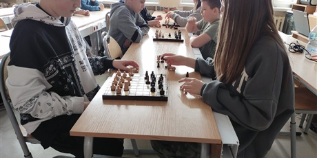 Powiększ grafikę: Uczniowie grają w szachy.