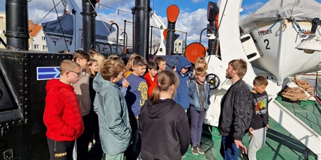 Powiększ grafikę: Uczniowie klas7 na pokładzie statku Sołdek wraz z prowadzącym.