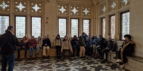 Powiększ grafikę: Uczniowie w jednej z sal w zamku.
