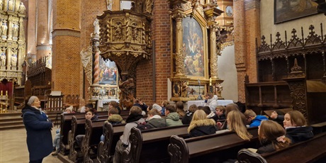Powiększ grafikę: Uczniowie w Katedrze w Pelplinie.