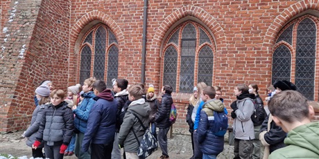 Powiększ grafikę: Uczniowie na dziedzińcu w Malborku.