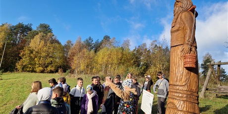 Powiększ grafikę: Uczniowie stoją przy drewnianej rzeźbie Zuzanny.