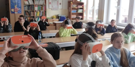 Powiększ grafikę: Uczniowie podczas lekcji informatyki - wykorzystywanie gogli VR.