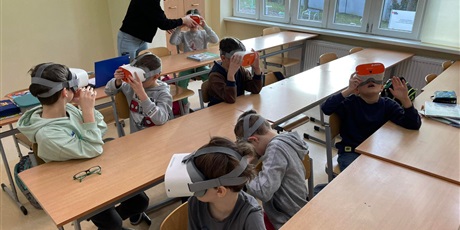 Powiększ grafikę: Uczniowie drugiej klasy podczas zajęć z VR.