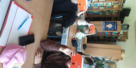 Powiększ grafikę: Na zdjęciu uczniowie klasy 5 podczas użytkowania gogli VR.