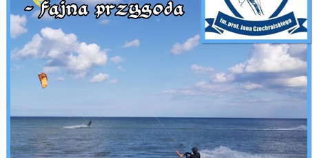 Powiększ grafikę: Windsurfingowcy na morzu; napis Pomorskie Fajna Przygoda, logo sp82.
