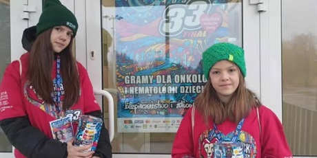 Powiększ grafikę: Kwestujące uczennice.