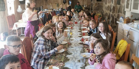 Powiększ grafikę: Dzieci w trakcie posiłku.