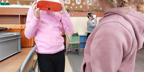 Powiększ grafikę: Uczennice korzystają z okularów VR.