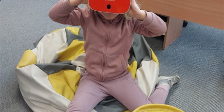 Powiększ grafikę:  Dziewczyna korzysta z okularów VR.
