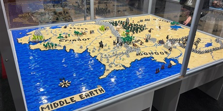 Powiększ grafikę: Mapa Śródziemia z klocków LEGO.