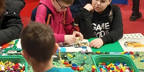 Powiększ grafikę: Dzieci budują z klocków LEGO.