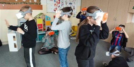 Powiększ grafikę: Uczniowie korzystają z gogli VR.