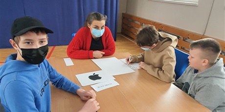 Powiększ grafikę: Uczniowie klasy VIII b wraz z Panią Prezydent Moniką Chabior, Panią dyrektor i panią Katarzyna Filipczuk podczas lekcji obywatelskiej.