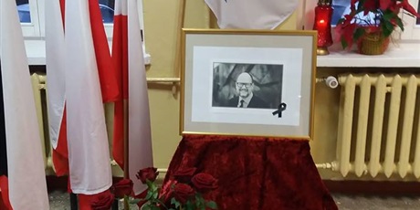 Powiększ grafikę: Na obrazu znajduje się fotografia Pretendenta Gdańska Pawła Adamowicza "Ku jego pamięci". 