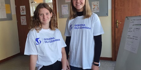 Powiększ grafikę: Uczennice 8B uśmiechają się i promują akcję Godziny dla Gdańska (logo na koszulkach). 