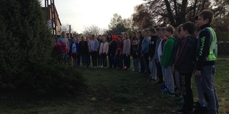 Powiększ grafikę: Uczniowie stojący przy Pomniku Synów Pułku.