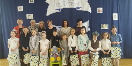 Powiększ grafikę: Zdjęcie uczniów uczestniczących w Konkursie Recytatorskim w szkole SP nr 82 w Gdańsku.