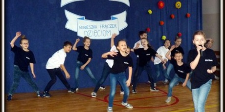 Powiększ grafikę: Uczniowie tańczą podczas konkursu - program artystyczny.