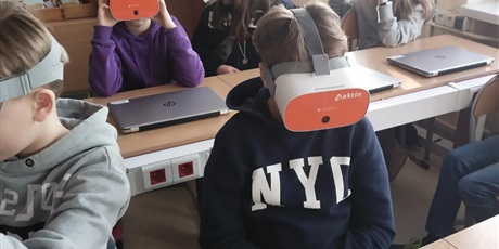 Powiększ grafikę: Uczniowie podczas lekcji informatyki - wykorzystywanie gogli VR.