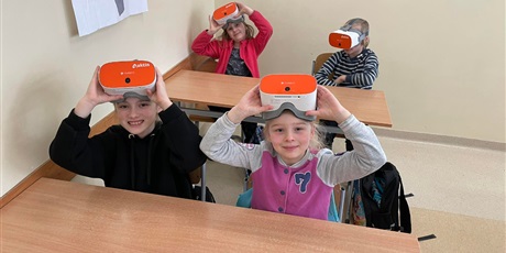 Powiększ grafikę: Uczniowie drugiej klasy podczas zajęć z VR.